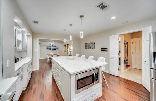 Far North Dallas House | Stunning Gables House, Basketball Court