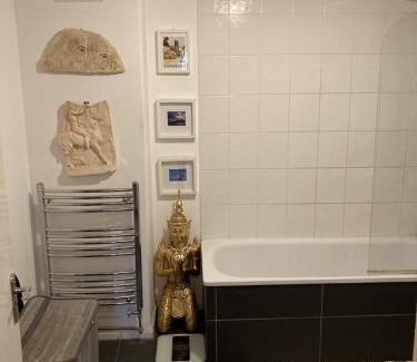 Southwark Apartment | STUNNING GARDEN APARTMENT Central Exclusive Self Catering With Free Off Road Parking By Flat & Wiffi Beautifully Secluded 3 mins From All Amenities Home Not Hotel