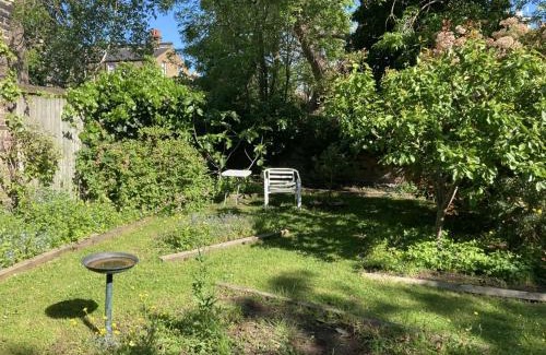 Southwark Apartment | STUNNING GARDEN APARTMENT Central Exclusive Self Catering With Free Off Road Parking By Flat & Wiffi Beautifully Secluded 3 mins From All Amenities Home Not Hotel