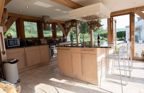 Broad Hinton House | Stunning 2 bed/2 bath Country Retreat with huge gardens
