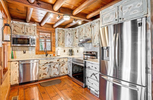 Tiger Cabin | Stunning Georgia Cabin w/ Private Hot Tub & Views