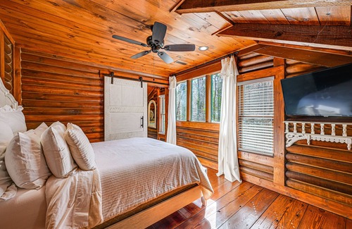 Tiger Cabin | Stunning Georgia Cabin w/ Private Hot Tub & Views