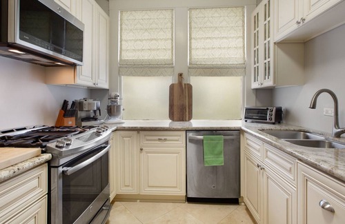 Milan Apartment | STUNNING GETAWAY ★ CHEF'S KITCHEN ★ NEAR STREETCAR