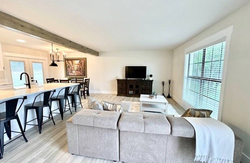 Wetmore House | Stunning Glass Balcony Townhome with Rolling Hills View Near Six Flags & Boerne