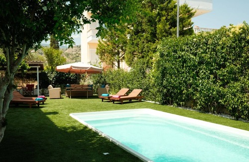 Kato Diminio Villa | Stunning Greek Villa-private pool-beach-sleeps 8