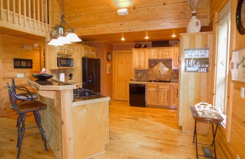 Quitman House | Stunning Greers Ferry Lakefront Home w/4 bedroom + 4 bathroom