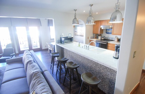 Avalon Condo | Stunning Hamilton Cove Condo with 6 Seat Golf Cart