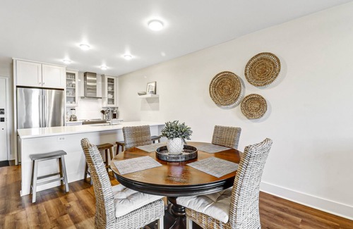 Harbour Town Condo | Stunning Harbour Town Penthouse Flat in Sea Pines, Spectacular Location!