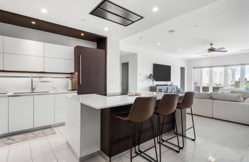 Paradise Island Condo | Stunning Harbour View Condo Luxury Rental on Paradise Island