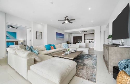 Paradise Island Condo | Stunning Harbour View Condo Luxury Rental on Paradise Island