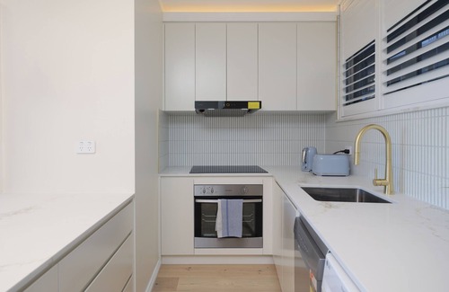 Kirribilli Apartment | Stunning Harbour View Retreat in Kirribilli with AC and free parking