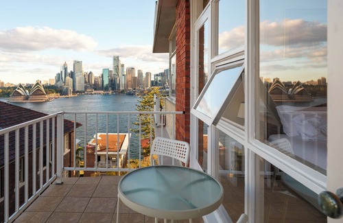Kirribilli Apartment | Stunning Harbour View Retreat in Kirribilli with AC and free parking