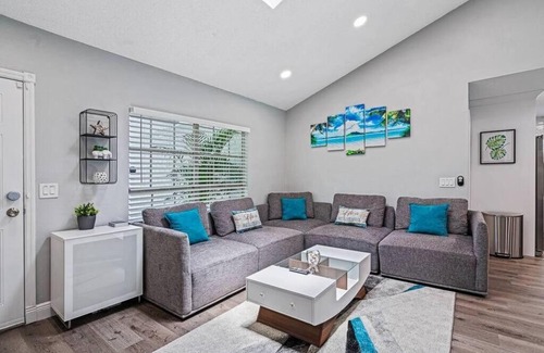 Seffner Community Alliance House | Stunning Heated Pool House Close to Tampa