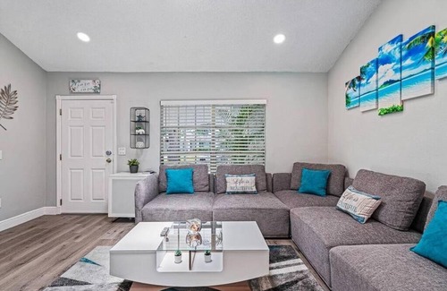 Seffner Community Alliance House | Stunning Heated Pool House Close to Tampa