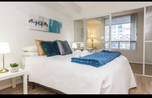Yorkville Condo | Stunning High Rise Hotel Style 1 Bed Downtown Condo Best Location Amazing View
