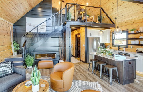 Hilham Cabin | Stunning Hilham Home w/Hot Tub, Views & Fire Pit!