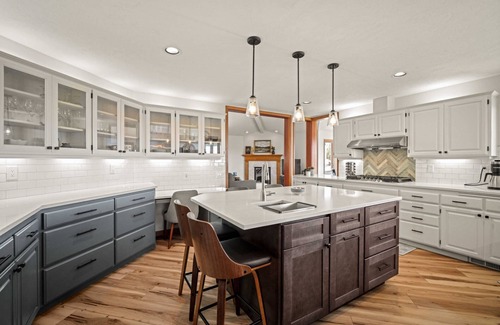 Madras House | Stunning Hillside Retreat w/ Panoramic Views, Pet Friendly, Pool Table, Huge Deck, 1 Mile 2 Downtown