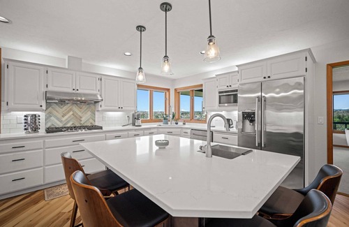 Madras House | Stunning Hillside Retreat w/ Panoramic Views, Pet Friendly, Pool Table, Huge Deck, 1 Mile 2 Downtown