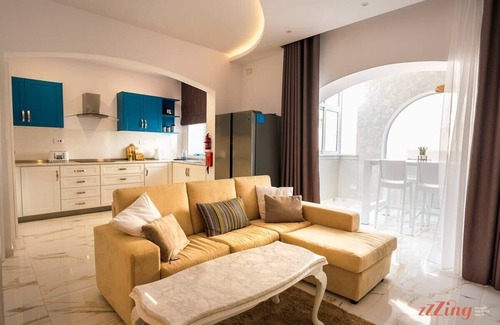 Qawra Villa | Stunning Holiday Villa with a Heated Jacuzzi