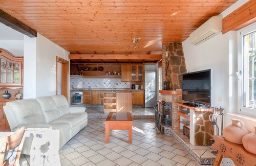 Cajiz House | Stunning Holiday Home “Villa Felicity” with Mountain and Sea View, Wi-Fi, Pool, Balcony & Garden