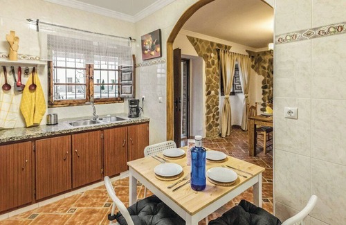 Mondron House | Stunning Holiday Home “Villa Godoy” with Wi-Fi, Garden