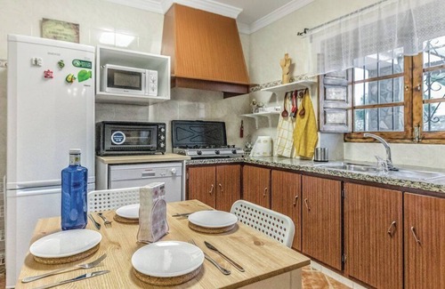 Mondron House | Stunning Holiday Home “Villa Godoy” with Wi-Fi, Garden