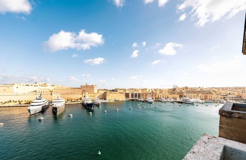 Senglea Apartment | Stunning Holiday Home with Gorgeous Harbour Views.