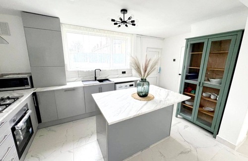Liverpool House | Stunning home - Beautiful gardens - Prime location