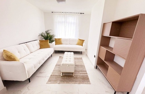 Liverpool House | Stunning home - Beautiful gardens - Prime location