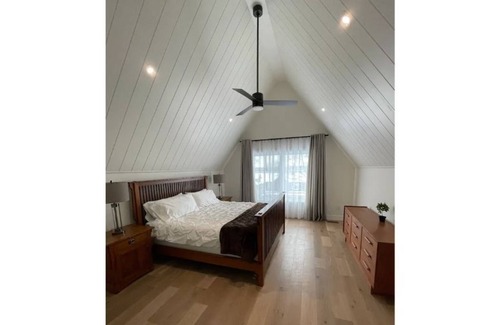 Barrie House | Stunning home best location in Barrie