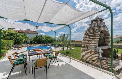 Nova Vas House | Stunning home in Brtonigla with kitchen
