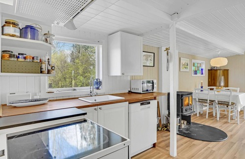 Kaldred House | Stunning home in Eskebjerg with kitchen