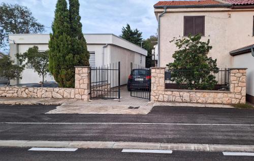 Karlobag House | Stunning Home In Karlobag With Wifi