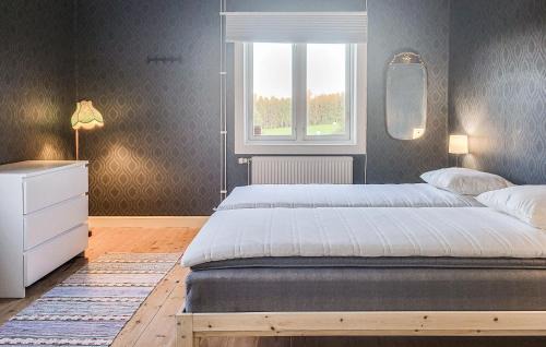 Klassbol House | Stunning Home In Klässbol With Kitchen