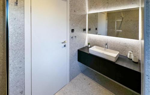 Kras House | Stunning Home In Kras With Wifi