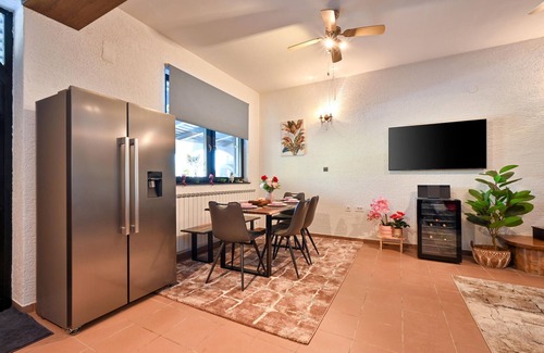 Jalzabet House | Stunning home in Lestakovec with sauna