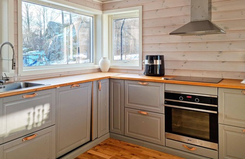 Lyngdal House | Stunning home in Lyngdal with WiFi