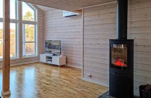 Lyngdal House | Stunning home in Lyngdal with WiFi