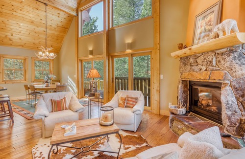 Serene Lakes House | Stunning home in quiet neighborhood with 2 gas stoves