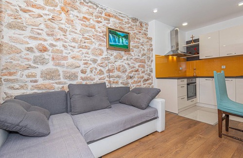 Drnis House | Stunning home in Siritovci with WiFi