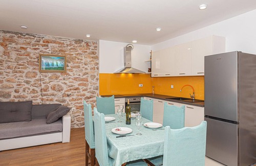 Drnis House | Stunning home in Siritovci with WiFi