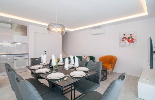 Sumartin House | Stunning home in Sumartin