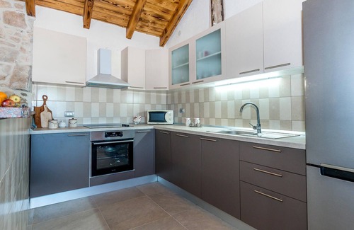 Unesic House | Stunning home in Unesic