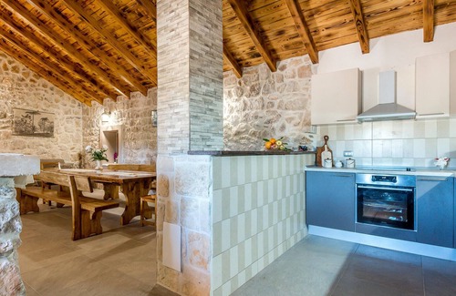 Unesic House | Stunning home in Unesic