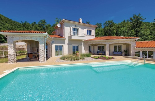 Veprinac House | Stunning home in Veprinac with sauna