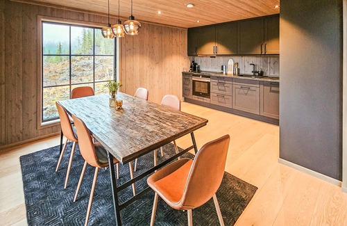 Vinje House | Stunning home in Vinje with WiFi