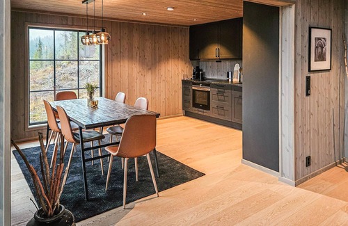 Vinje House | Stunning home in Vinje with WiFi