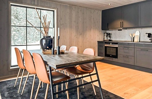 Vinje House | Stunning home in Vinje with WiFi