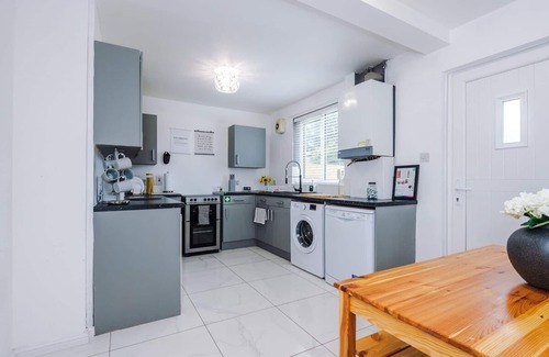 Trafford House | Stunning Home, Large Driveway, Sleeps 7