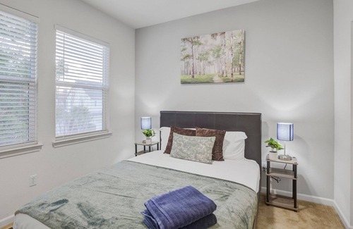 Vallejo House | Stunning Home | Pool Table & BBQ Grill | 5 Mins to Ferry to SF
